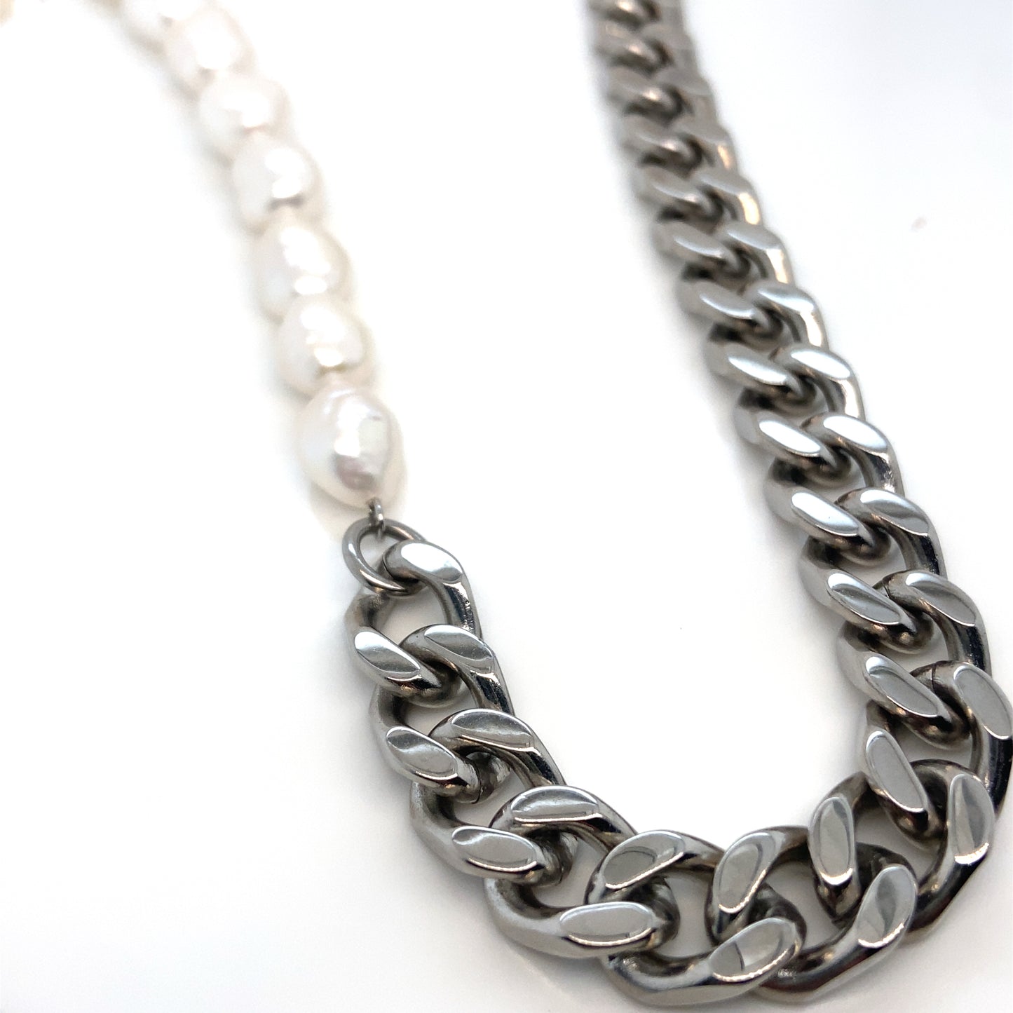 Pearl and Curb Chain 18"