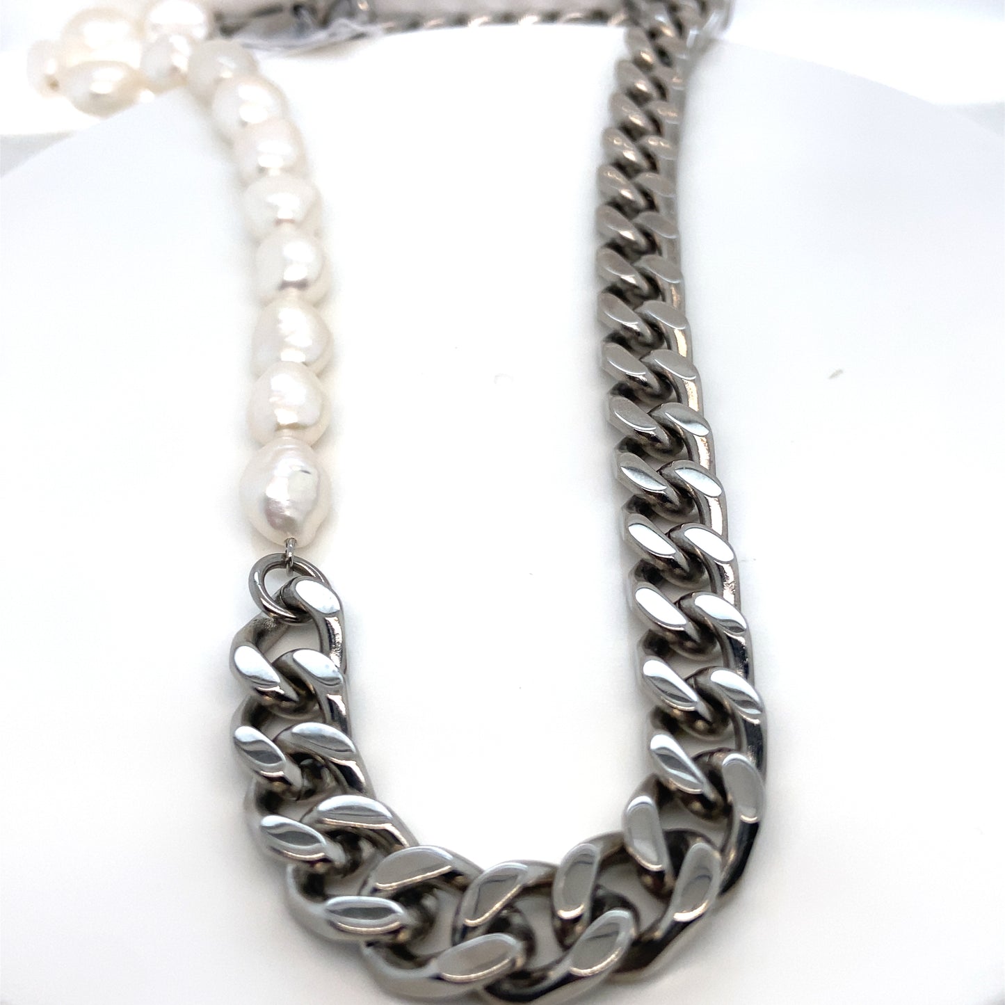Pearl and Curb Chain 18"
