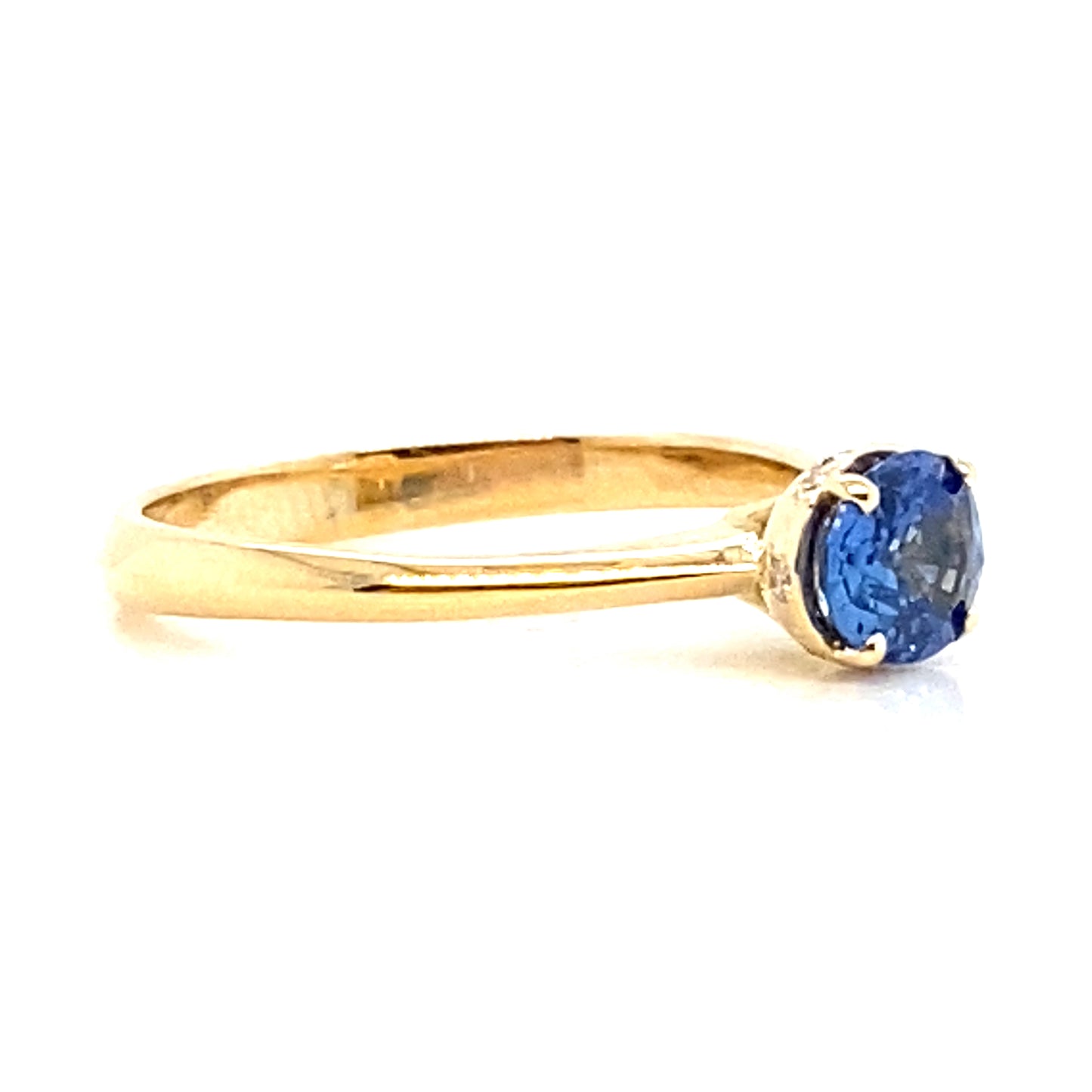 000904 - Valuation - 18ct yellow gold oval Sapphire ring with hidden diamond halo