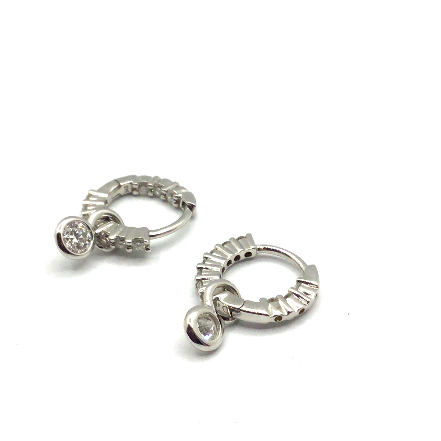 9K White Gold 20RD 0.35CT HUGGIE & 2 RD 0.26CT HVS BESEL DROP AT