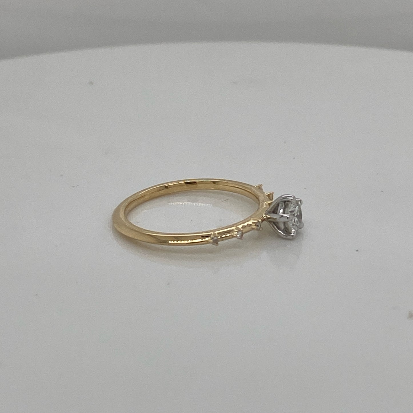 001683 BESPOKE: (using customers stones) 18ct yellow gold shank, stones along the band yellow claws. centre stone 5 cat claws in platinum ring finger size i.5