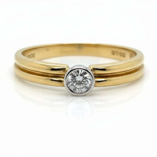 18ct Yellow and White gold Natural Round brilliant cut rubover ring