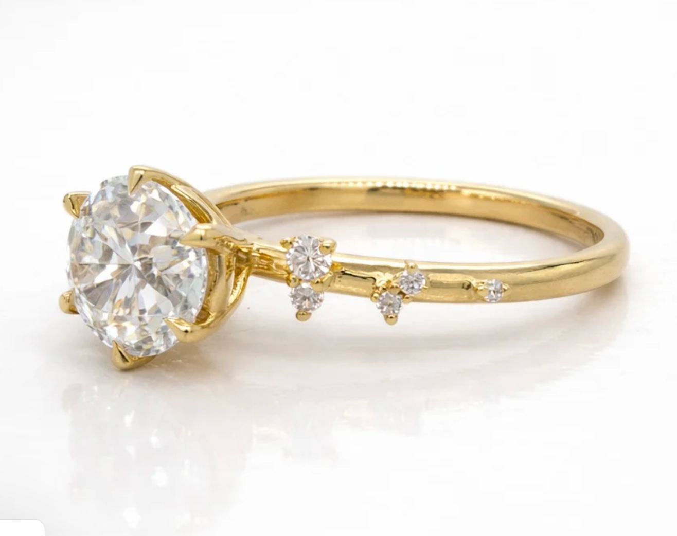 001683 BESPOKE: (using customers stones) 18ct yellow gold shank, stones gradtuated along the band yellow claws. centre stone 5 claws in platinum (cat Claws) ring finger size i.5