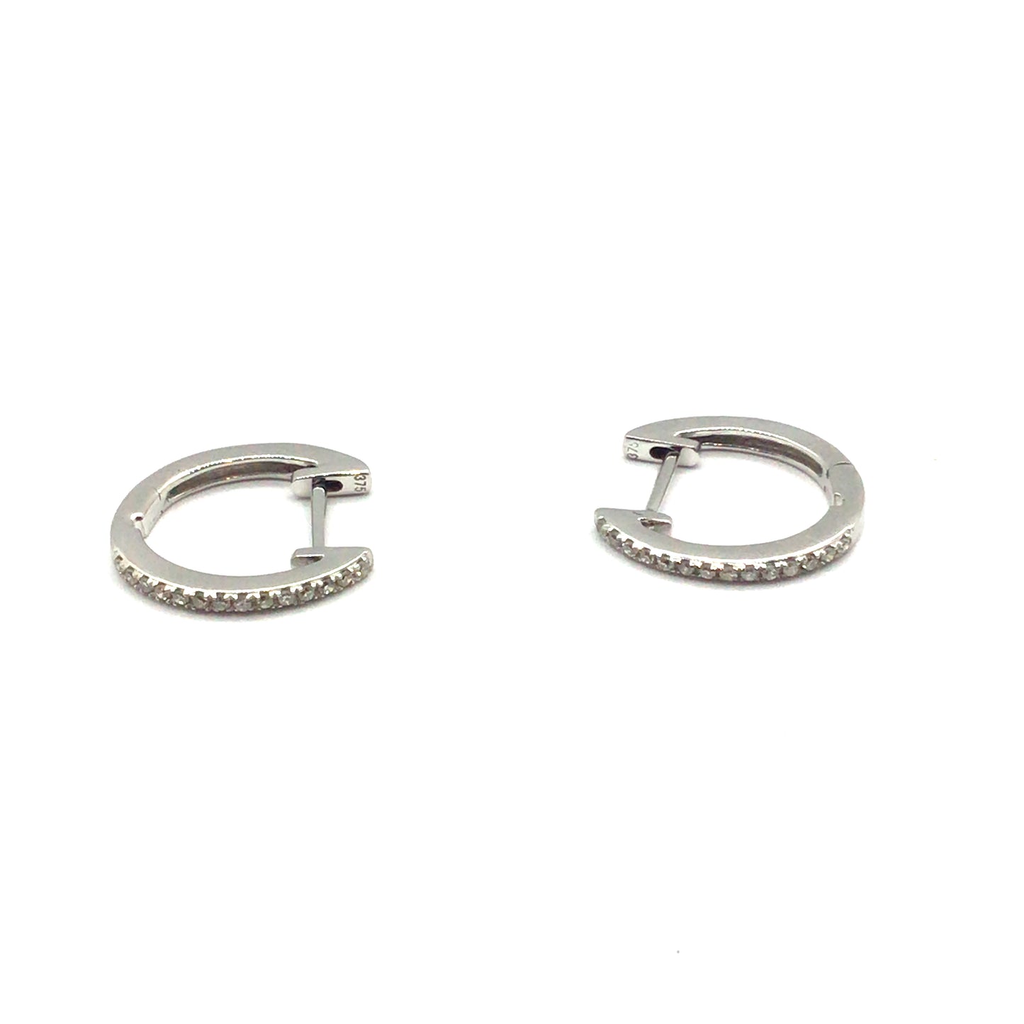 9K White Gold 28RD 0.15CT HVS HUGGIE